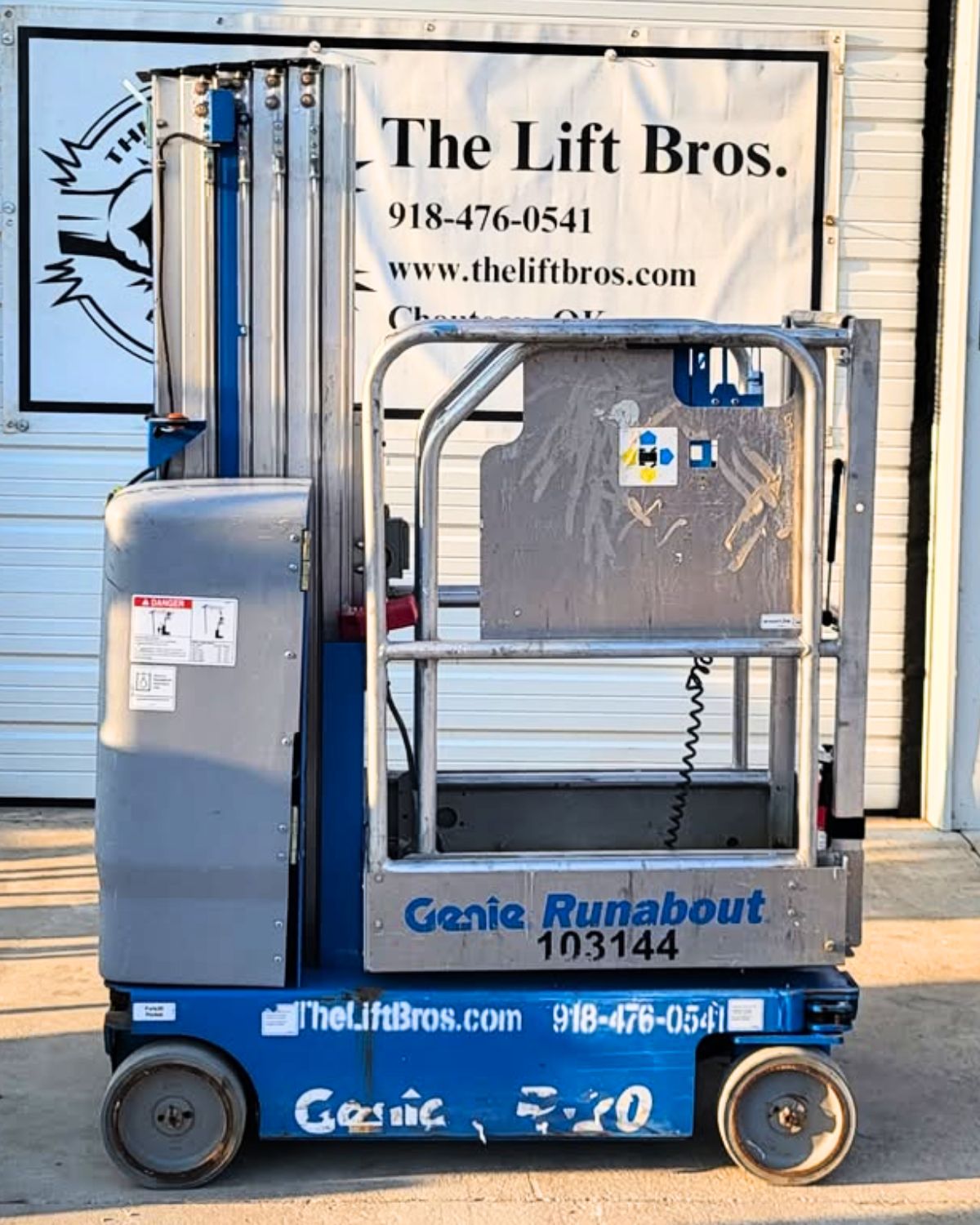 Vertical Mast Lift
